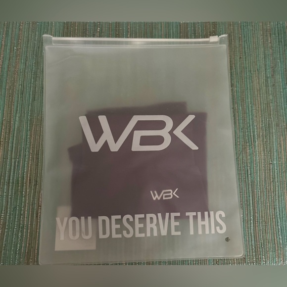 SIGNATURE BOOTY SHORT | MAROON
Squat-proof, stretchy and high-waisted. - Picture 3 of 7